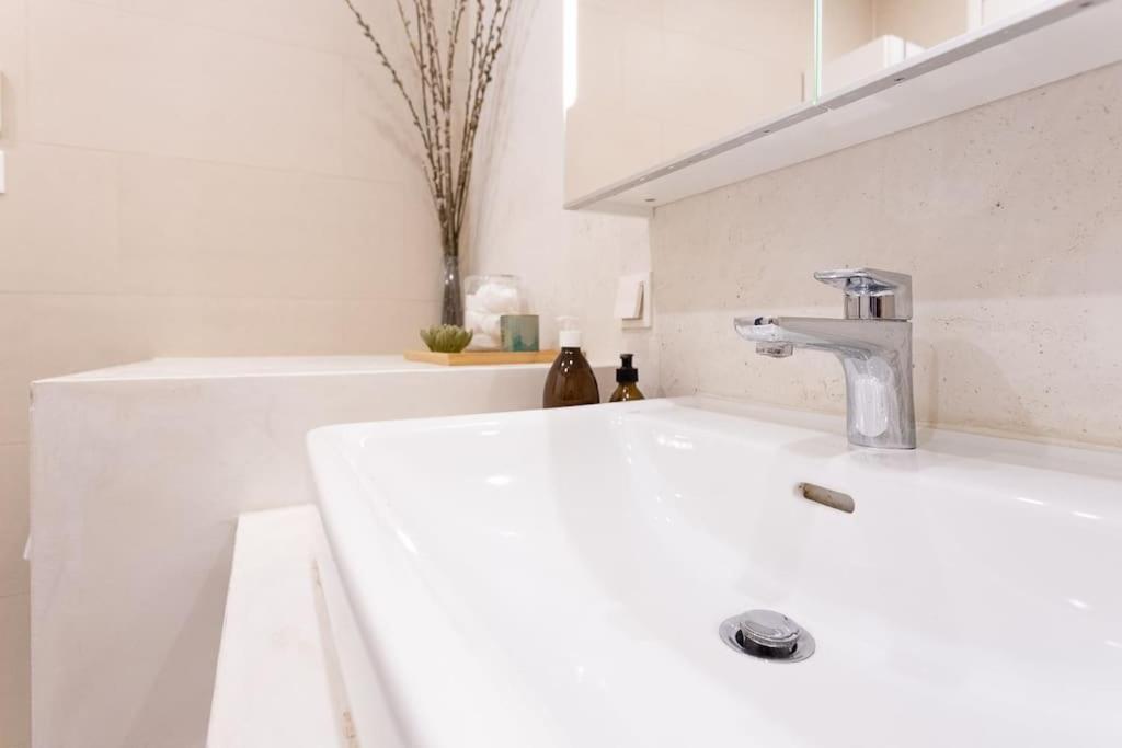 Dream Apartment - Central And Quiet With Ac And Free Parking Garage Виена Екстериор снимка
