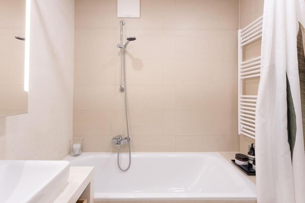 Dream Apartment - Central And Quiet With Ac And Free Parking Garage Виена Екстериор снимка
