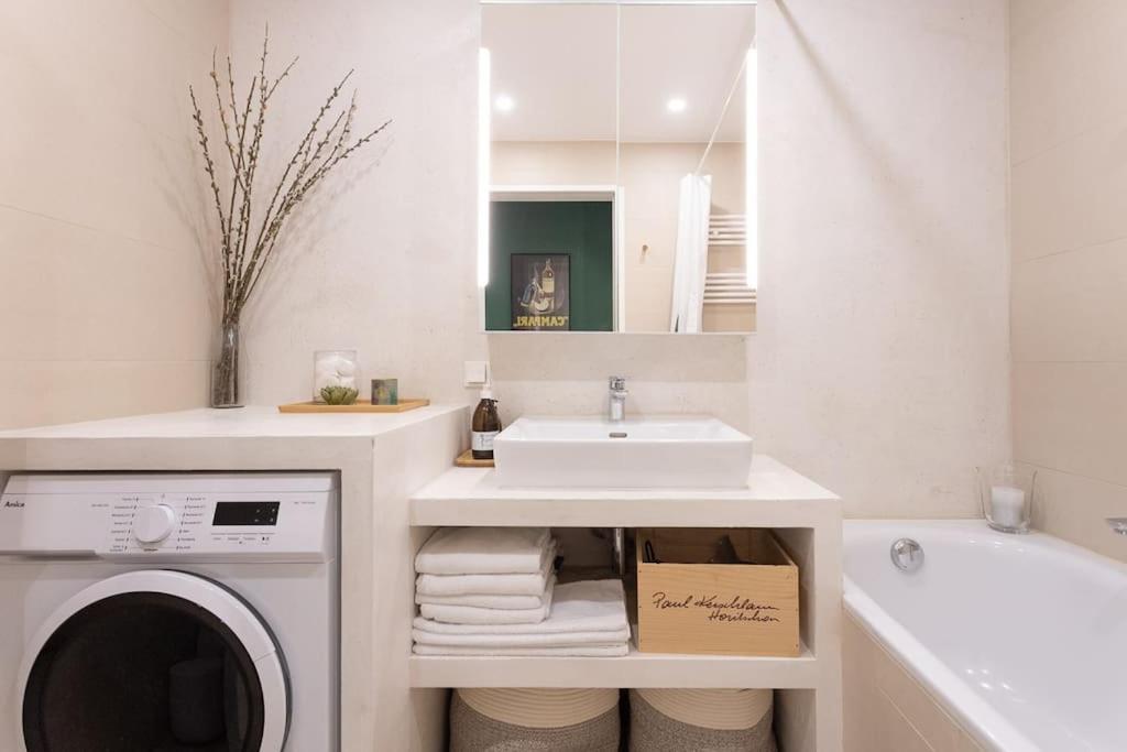 Dream Apartment - Central And Quiet With Ac And Free Parking Garage Виена Екстериор снимка
