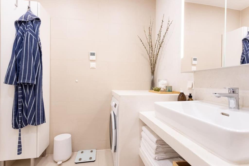 Dream Apartment - Central And Quiet With Ac And Free Parking Garage Виена Екстериор снимка